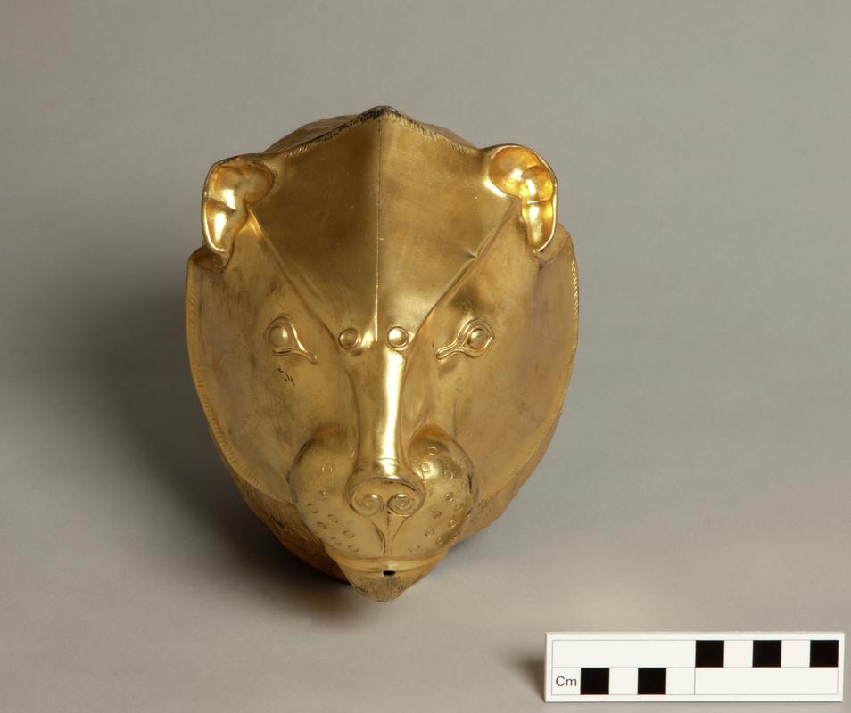 Replica gold lion's head 'rhyton'