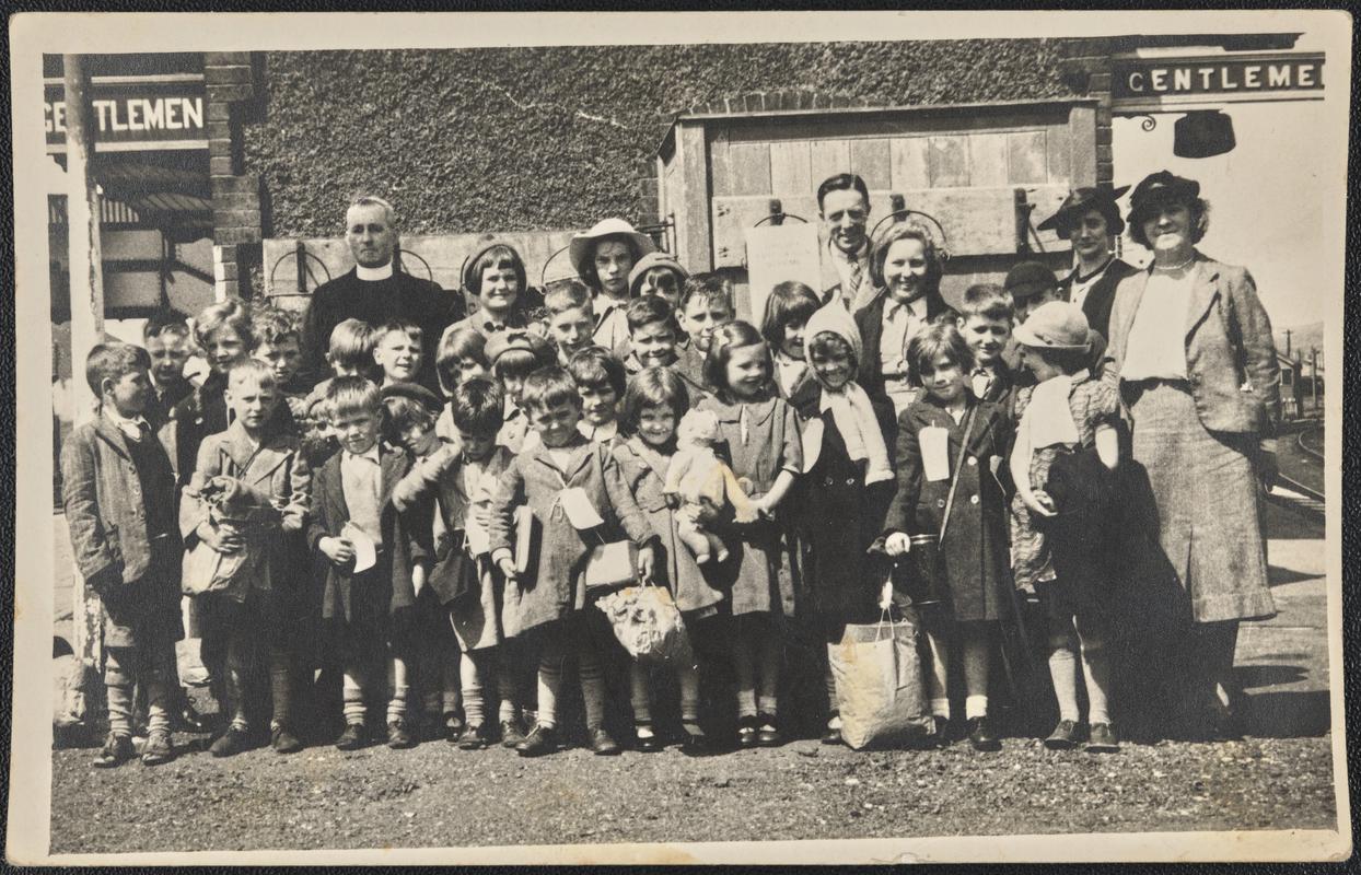 Evacuees from Liverpool arriving at Ystrad station, 1940