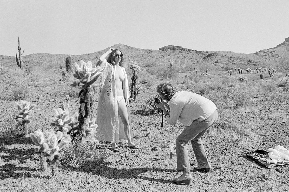 USA. ARIZONA. Desert photography. Model Trish posing for photographer Kenda NORTH. 1979.