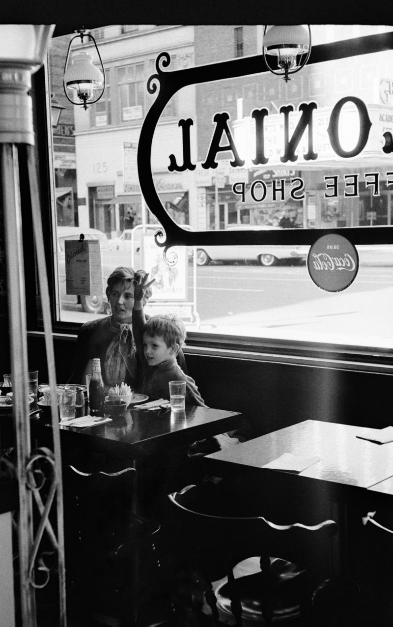 USA. NEW YORK. Wave in a cafe. Mother and child. 1962.