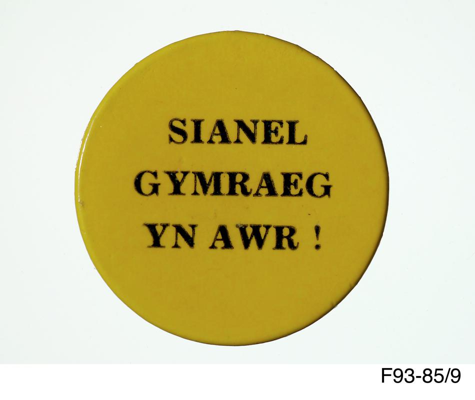 Badge 'Sianel Gymraeg yn awr'