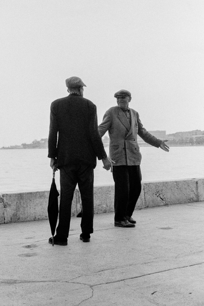 CROATIA (was Yugoslavia). Dubrovnik. Conversation on the harbour front. 1964