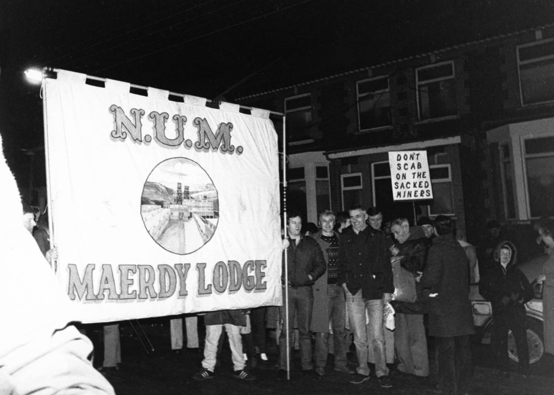 1984/85 Strike : Maerdy NUM lodge banners on 5am march back to work