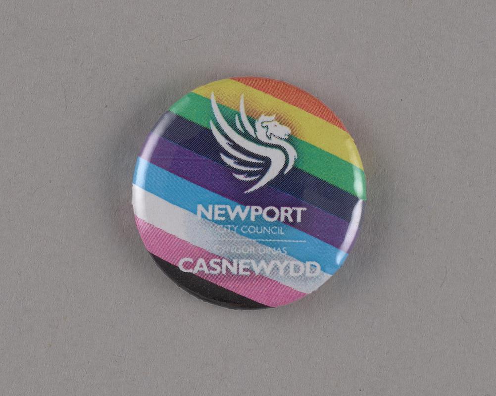 Badge 'Newport City Council Cyngor Dinas Casnewydd'.