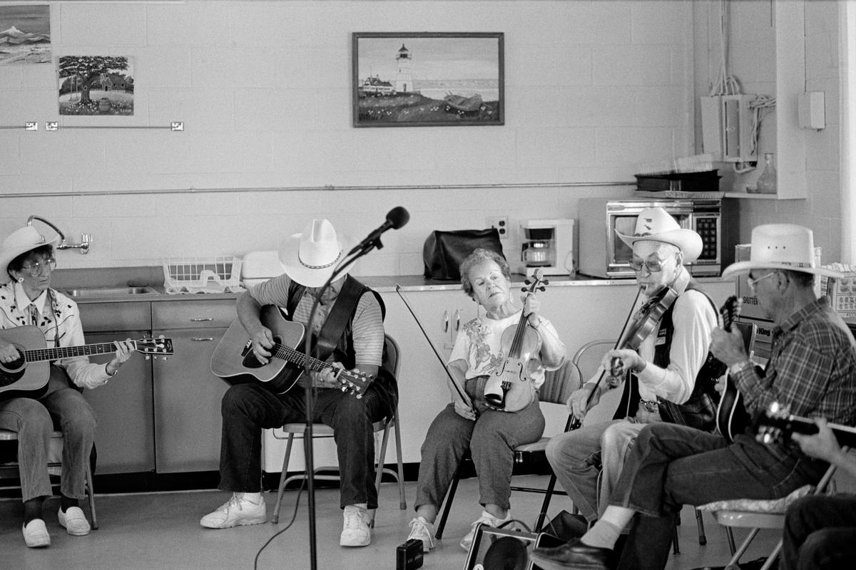USA. ARIZONA. Quartzsite. A winter desert mobile town. Senior citizens meet to play their jam sessions most lunchtimes. They alternate between the RV parks throughout the week. 1997.