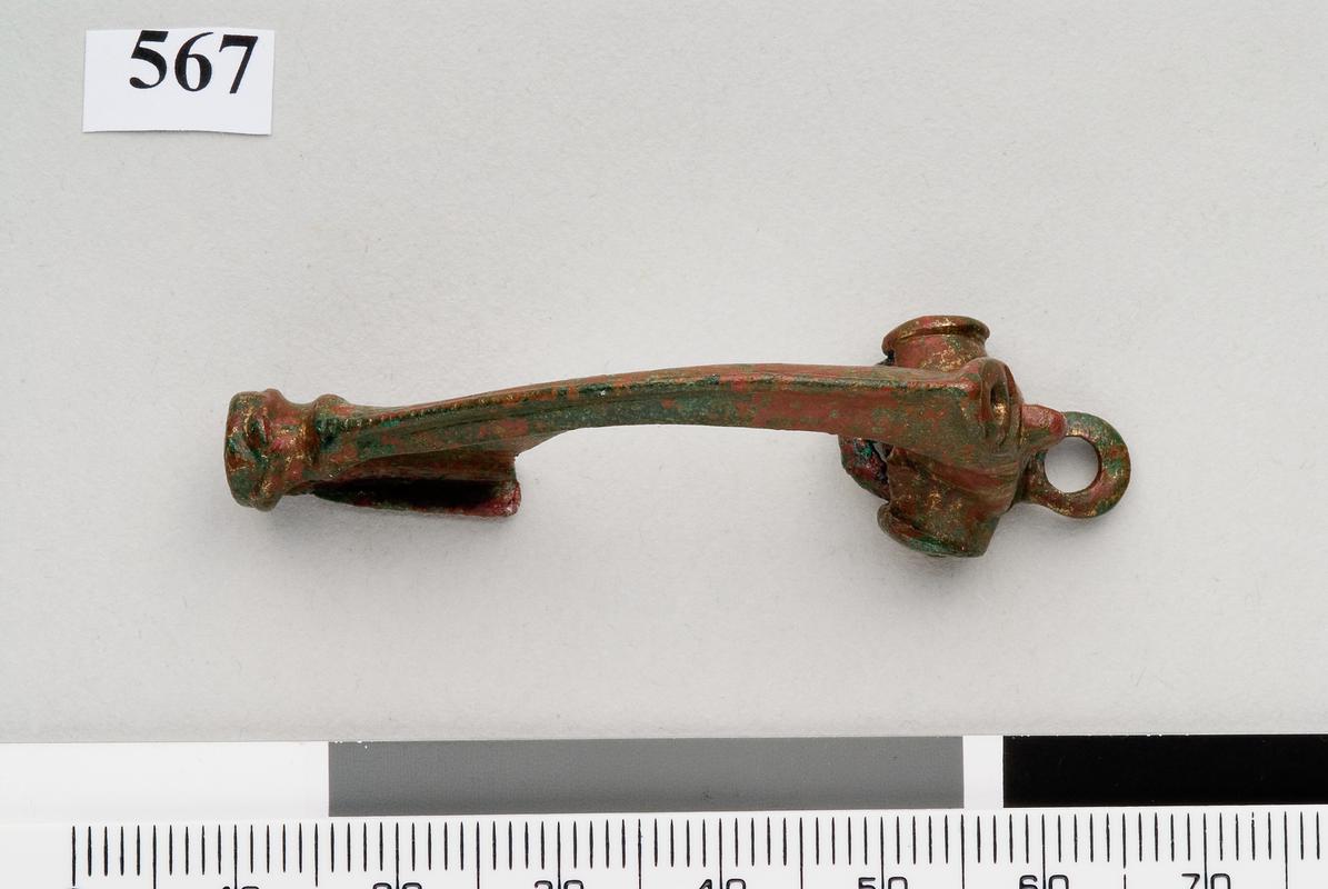 bow brooch