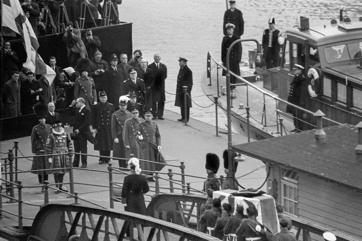 GB. ENGLAND. London. Winston CHURCHILL funeral. 3 January. Churchill's lead-lined coffin is carried to a barge at Tower Pier. 1965.