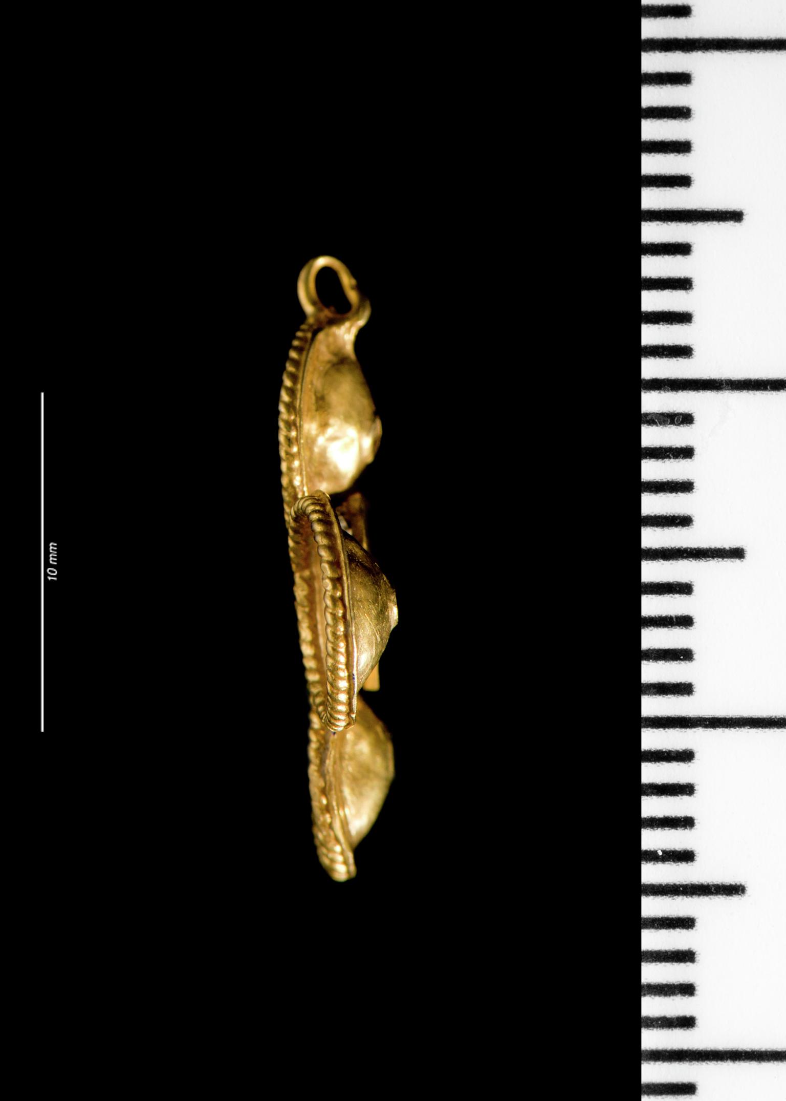 Post-Medieval gold pendant