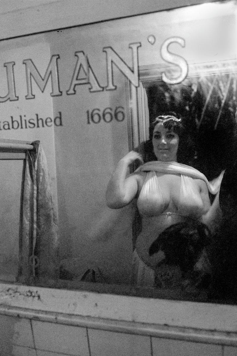 GB. ENGLAND. London. Hostess in a men's drinking club. 1965.