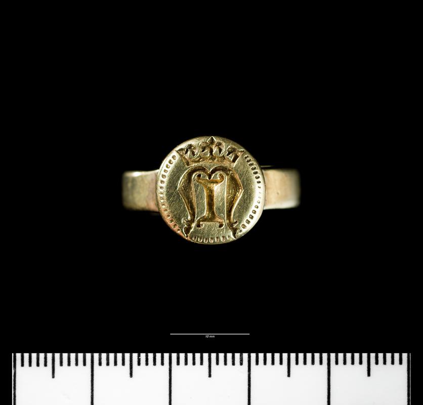 Medieval gold signet ring