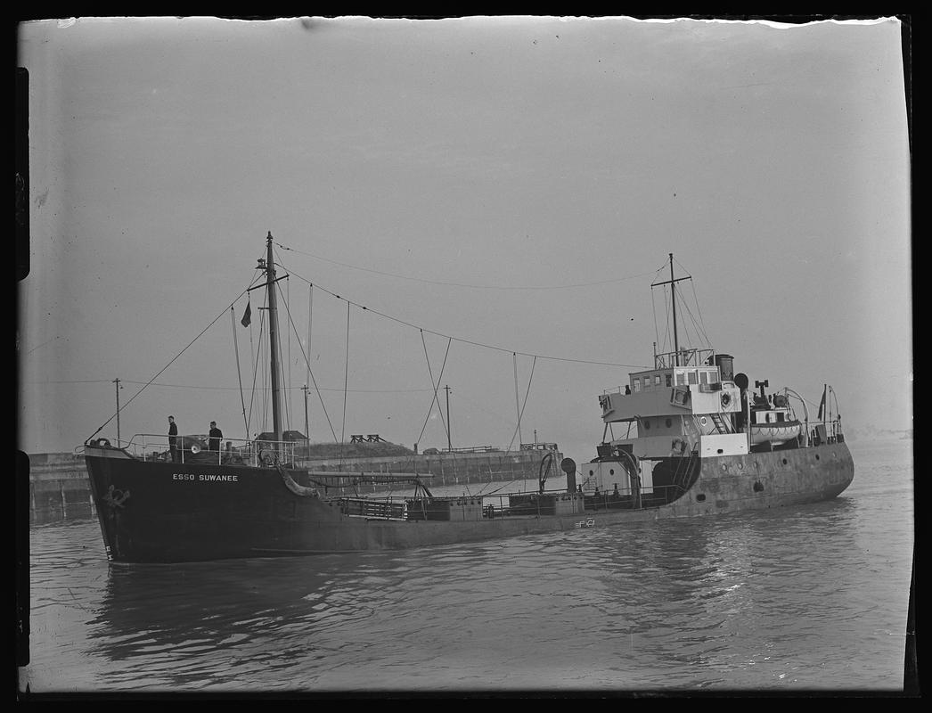 Port Broadside view of M.V. ESSO SUWANEE, entering Cardiff Docks, 29 September 1947.