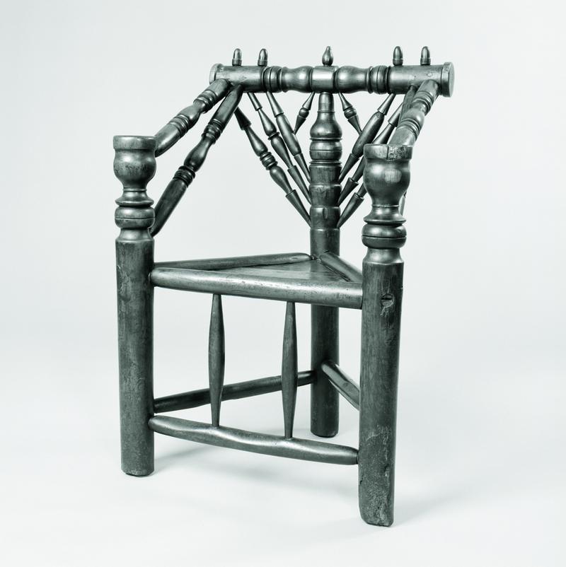 Elm and Oak triangular chair, 17th century.