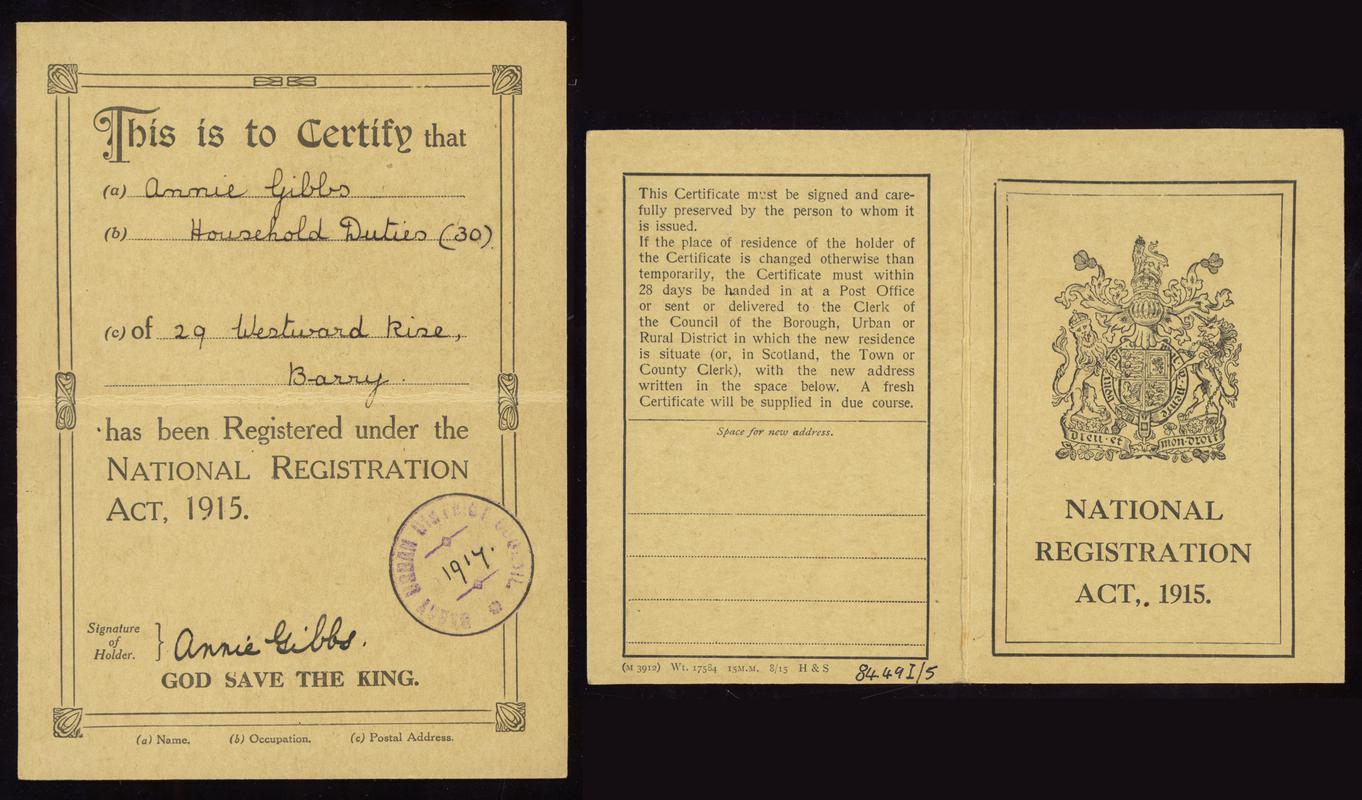 Card certifying that Francis Clement Gibbs, an accounts clerk of Barry, had been registered under the National Registration Act, 1915