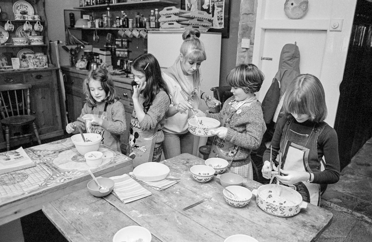 GB. WALES. Tintern. Cooking lessons with Sue Packer. 1981.