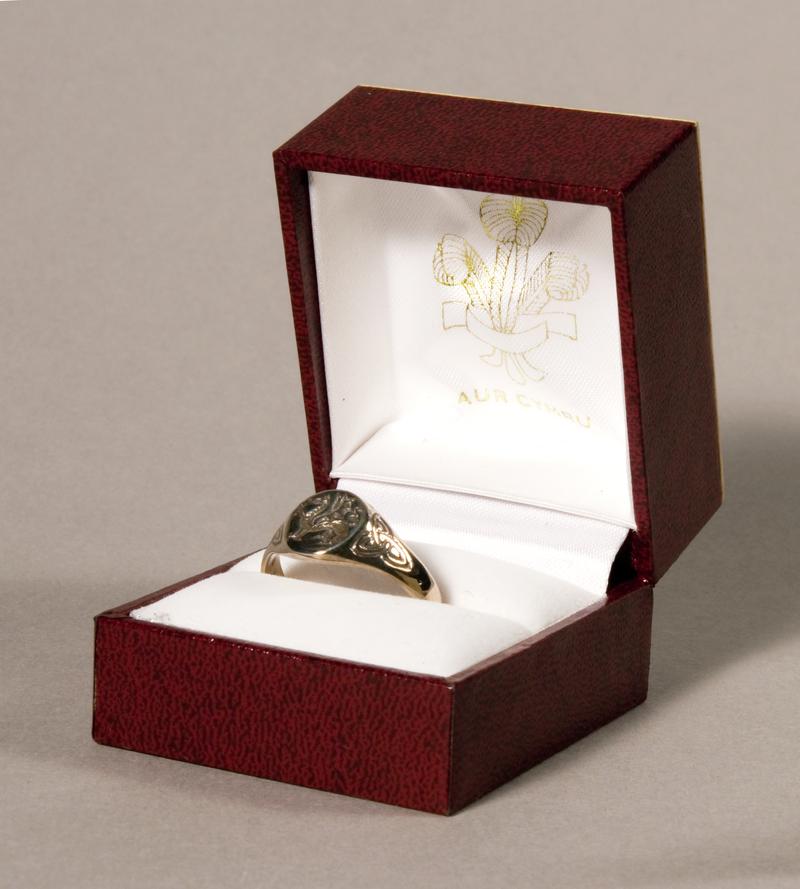 Welsh gold ring & box