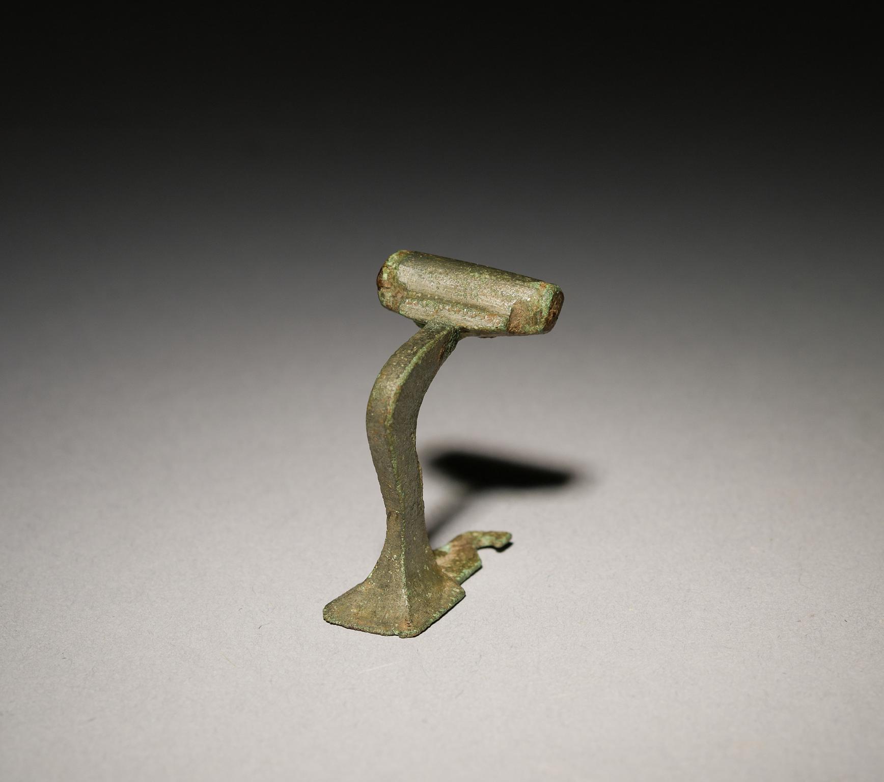 Roman copper alloy knee brooch