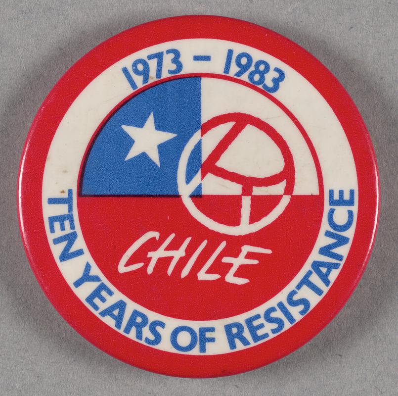 Badge with slogan '1973-1983 / CHILE / TEN YEARS OF RESISTANCE'.