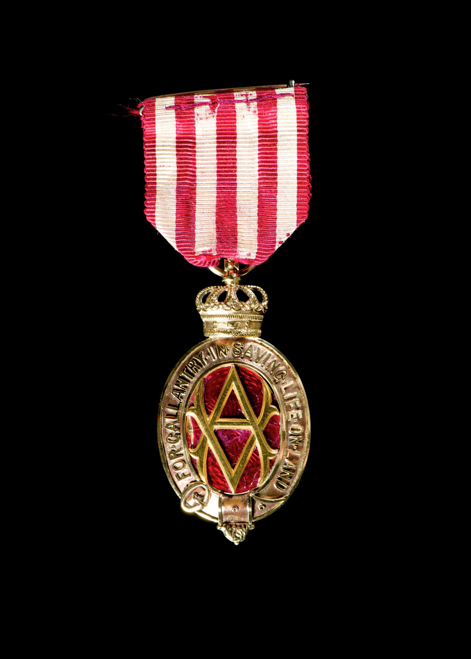 Albert Medal, gold, presented to Daniel Thomas