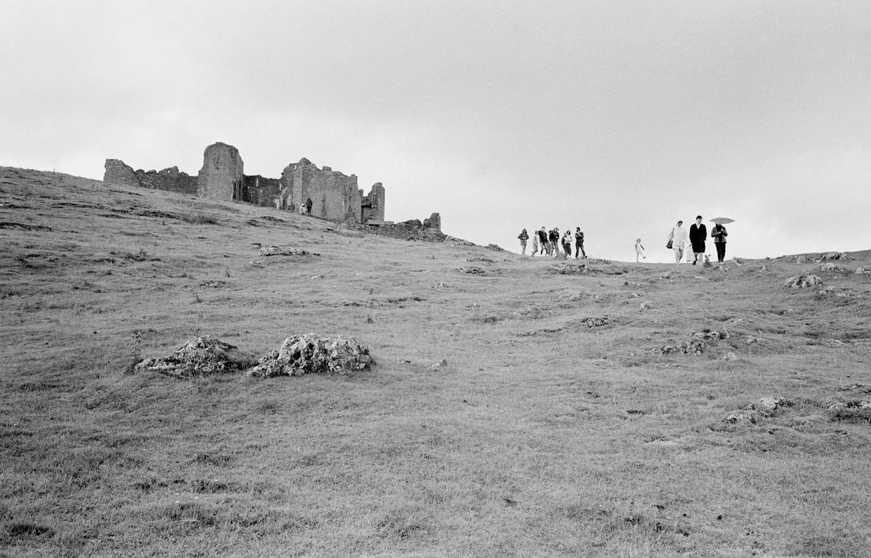 GB. WALES. Llandeilo. Family outing to see 13th century Carreg Cennen castle. 1986.