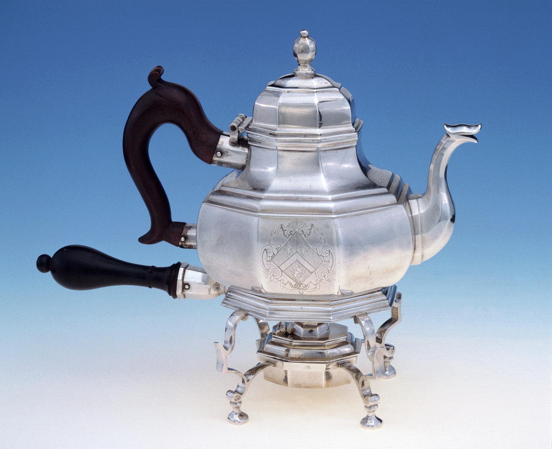 Teapot stand and lamp