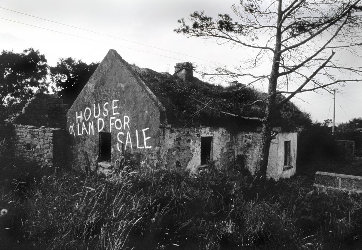 IRELAND. Killarney. House and land for sale. 1984.