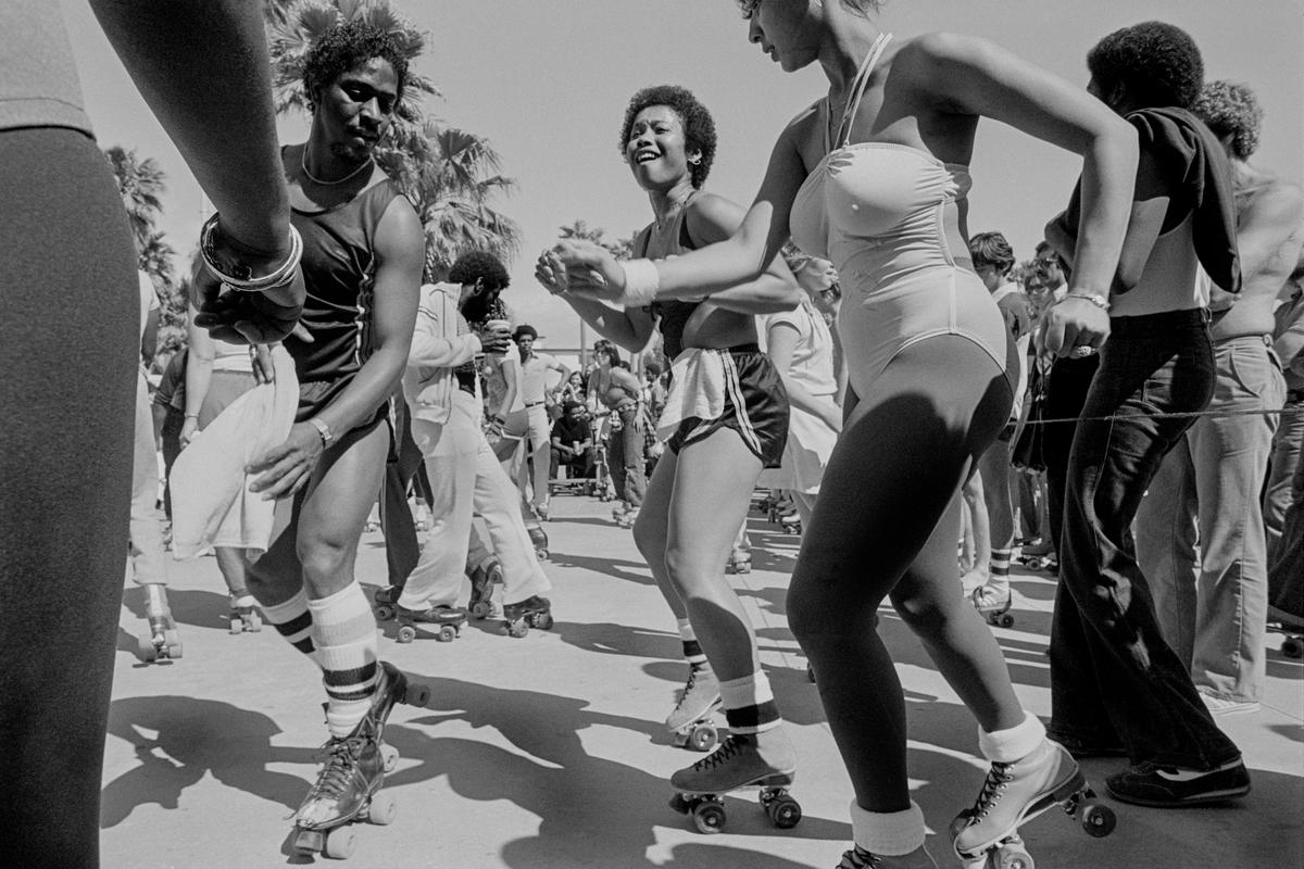 USA. CALIFORNIA. Santa Monica, Venice Beach, roller blade dancing near the beach. 1980.