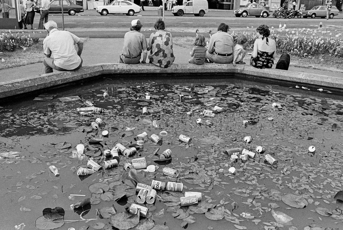 GB. WALES. Barry Island. Pollution and tourists. 1978.