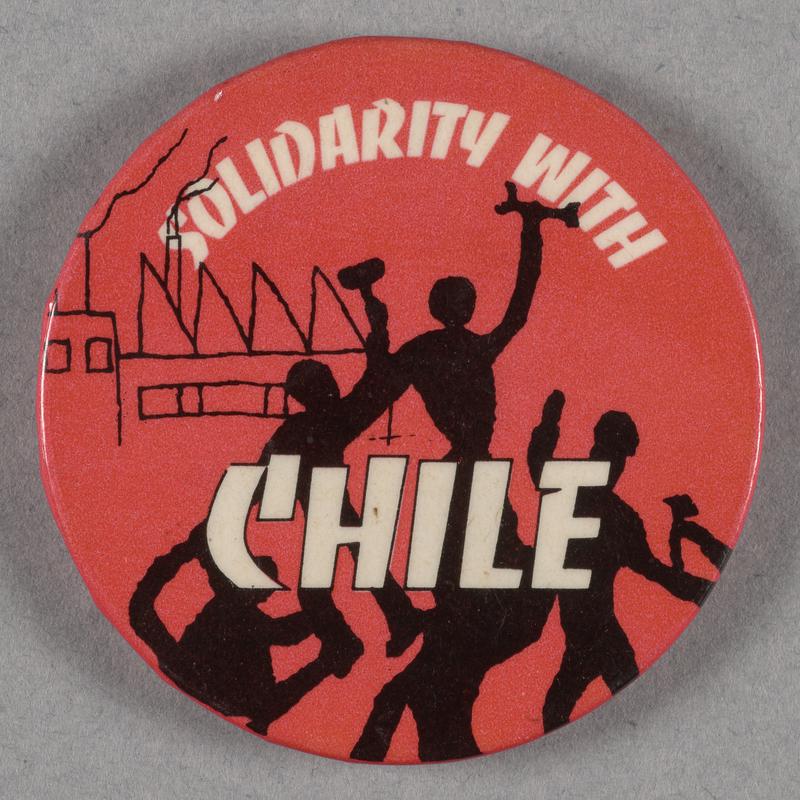 Badge with slogan 'SOLIDARITY WITH CHILE'.