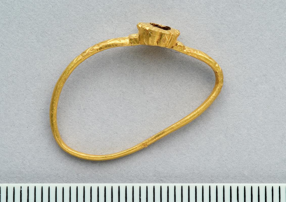 Medieval gold finger ring