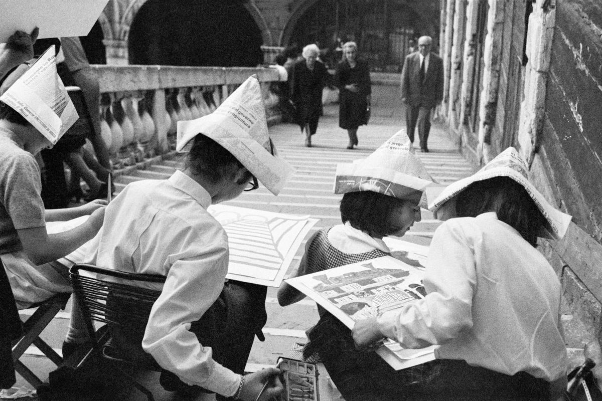 ITALY. Venice. Tourists painting. 1964.