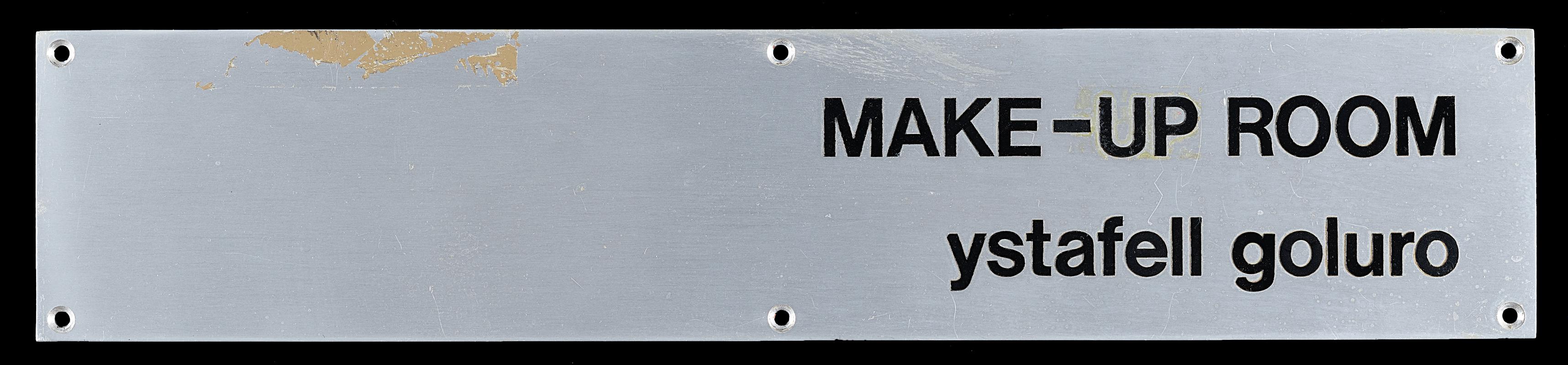 sign: make-up room / ystafell goluro