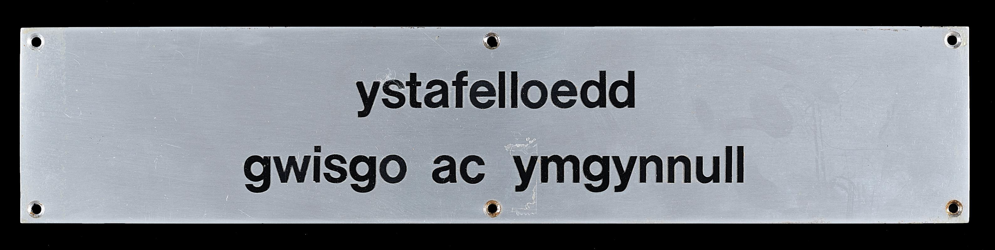 sign: ystafelloedd gwisgo ac ymgynnull