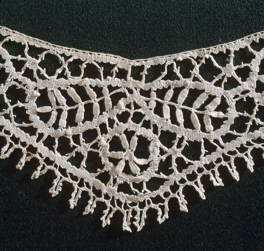 Detail of narrow lace collar, late 19th century