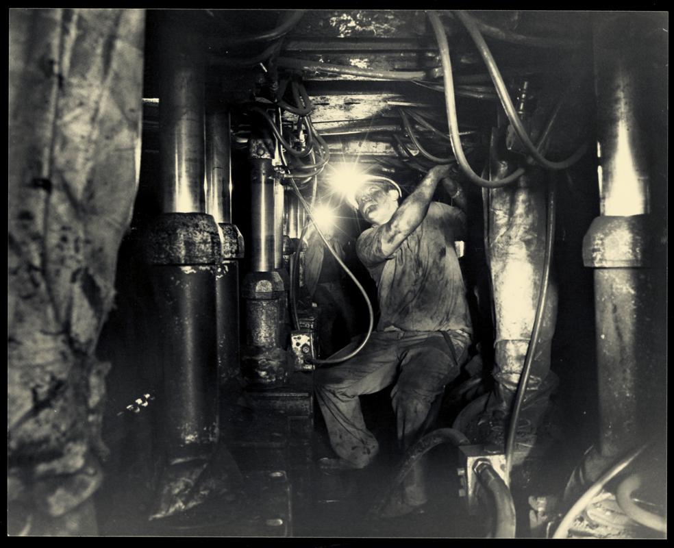 Photograph of Alan Appleby, chocksman, on 416s face at Lewis Merthyr Colliery.