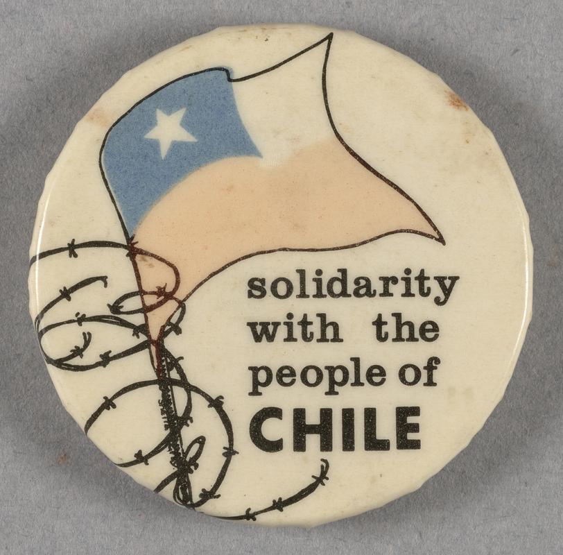 Badge with slogan 'solidarity with the people of CHILE'.