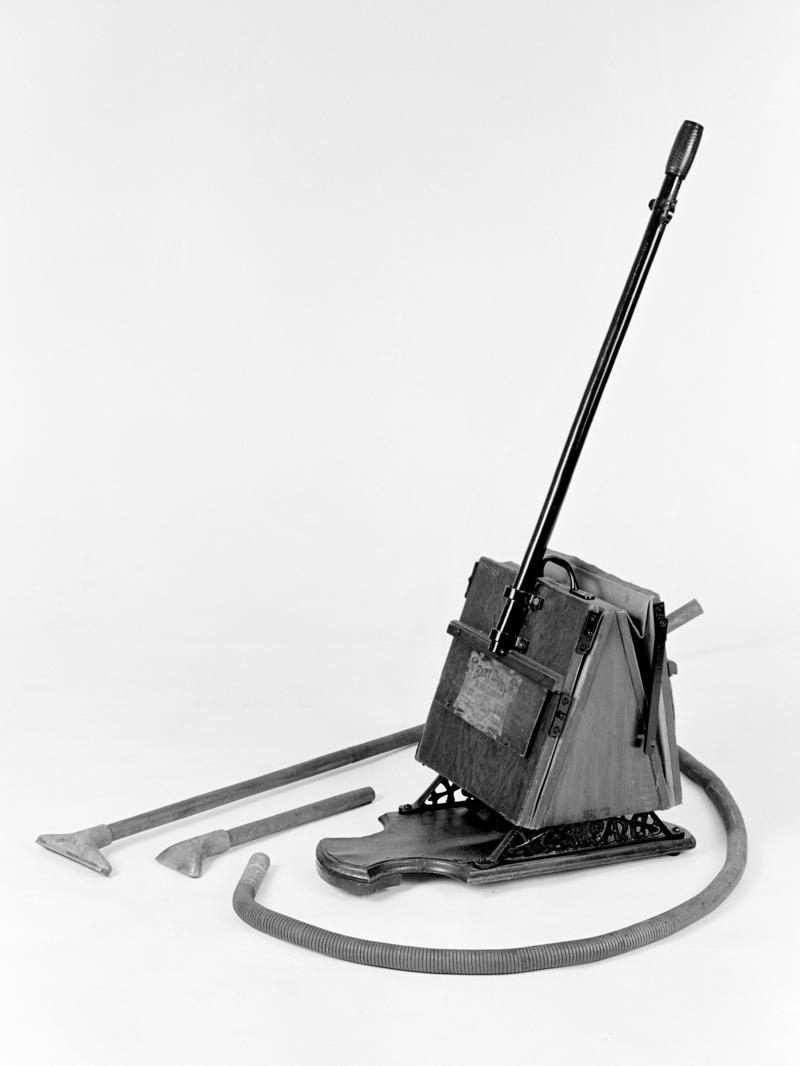 Vacuum cleaner c. 1907