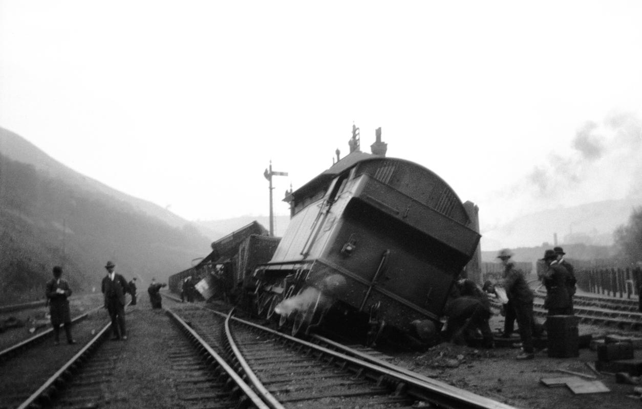 Derailment of coal train at Abercarn, negative