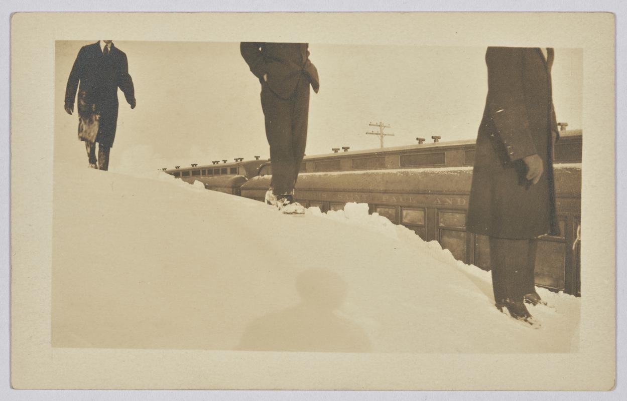 Unknown - Train and people in the snow (photograph / Postcard)