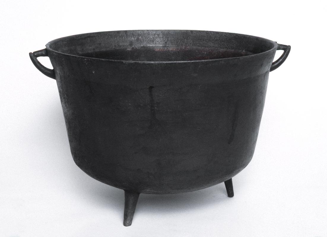Cast-iron cooking pot, 18th or 19th century
