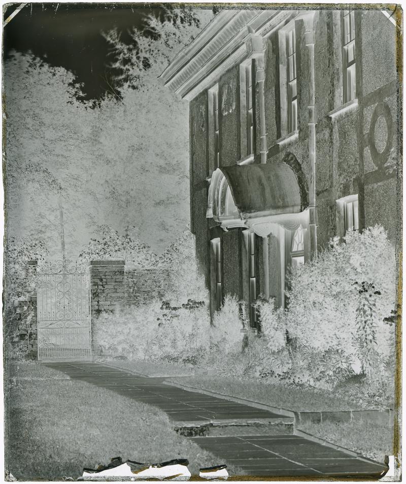 Ynisygerwn House, negative