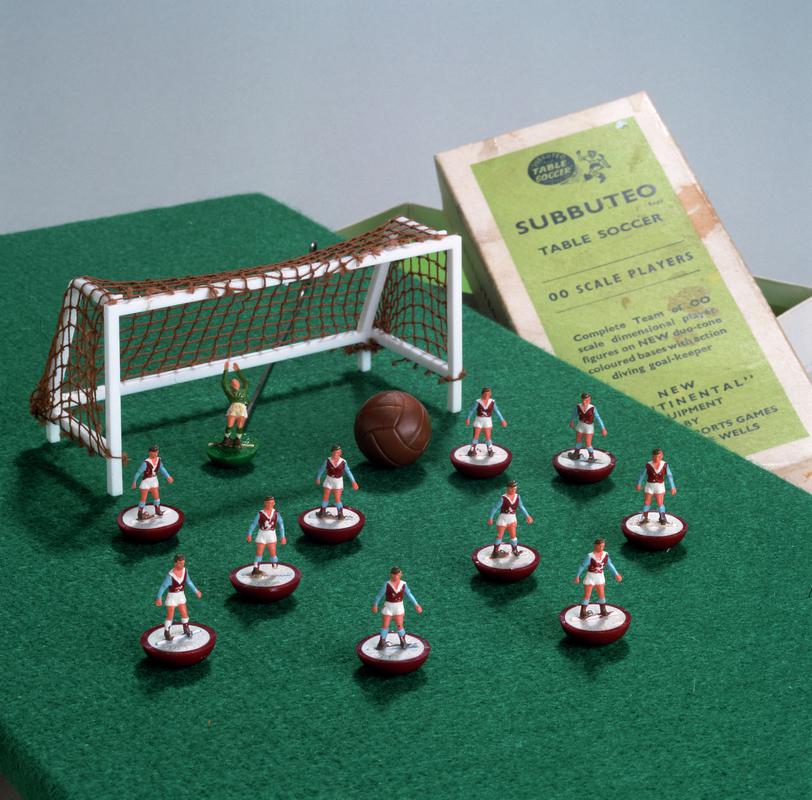 Subbuteo table soccer team, net and packaging