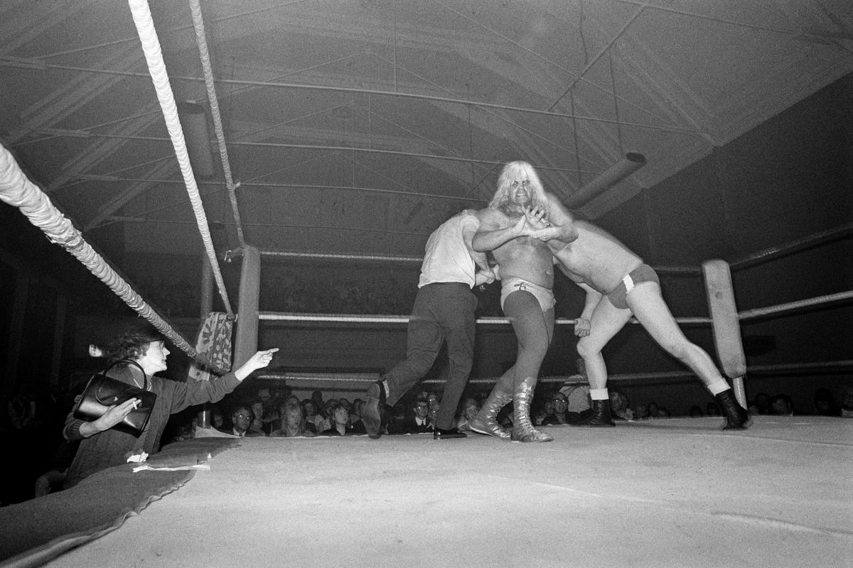 GB. WALES. Rhyl. Professional wrestling. Adrian Street. 1964.