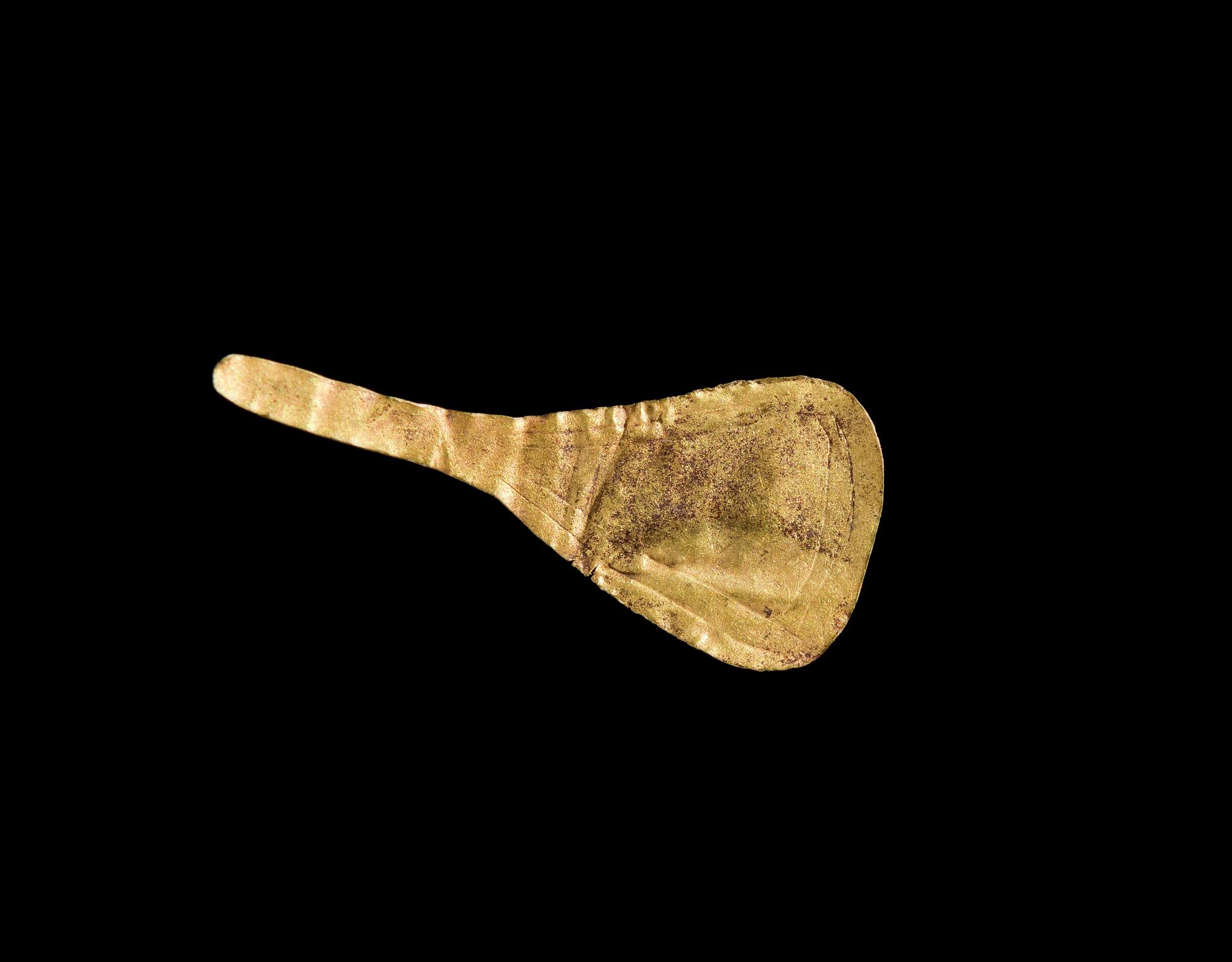 Early Bronze Age gold earring