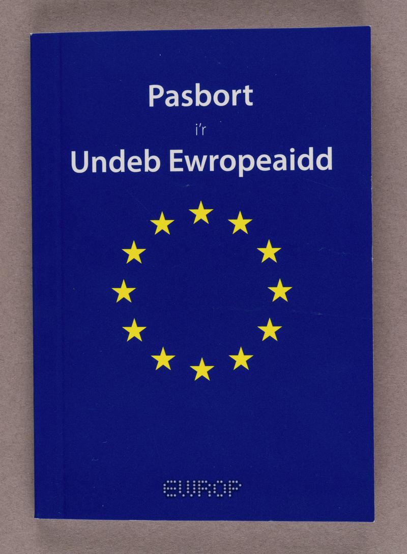 'Pasbort i'r Undeb Ewropeaidd' Welsh language booklet, with folded paper insert.