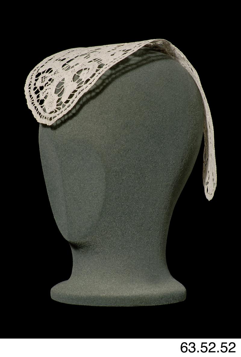 Women's cap with lappets, lace. 19th century