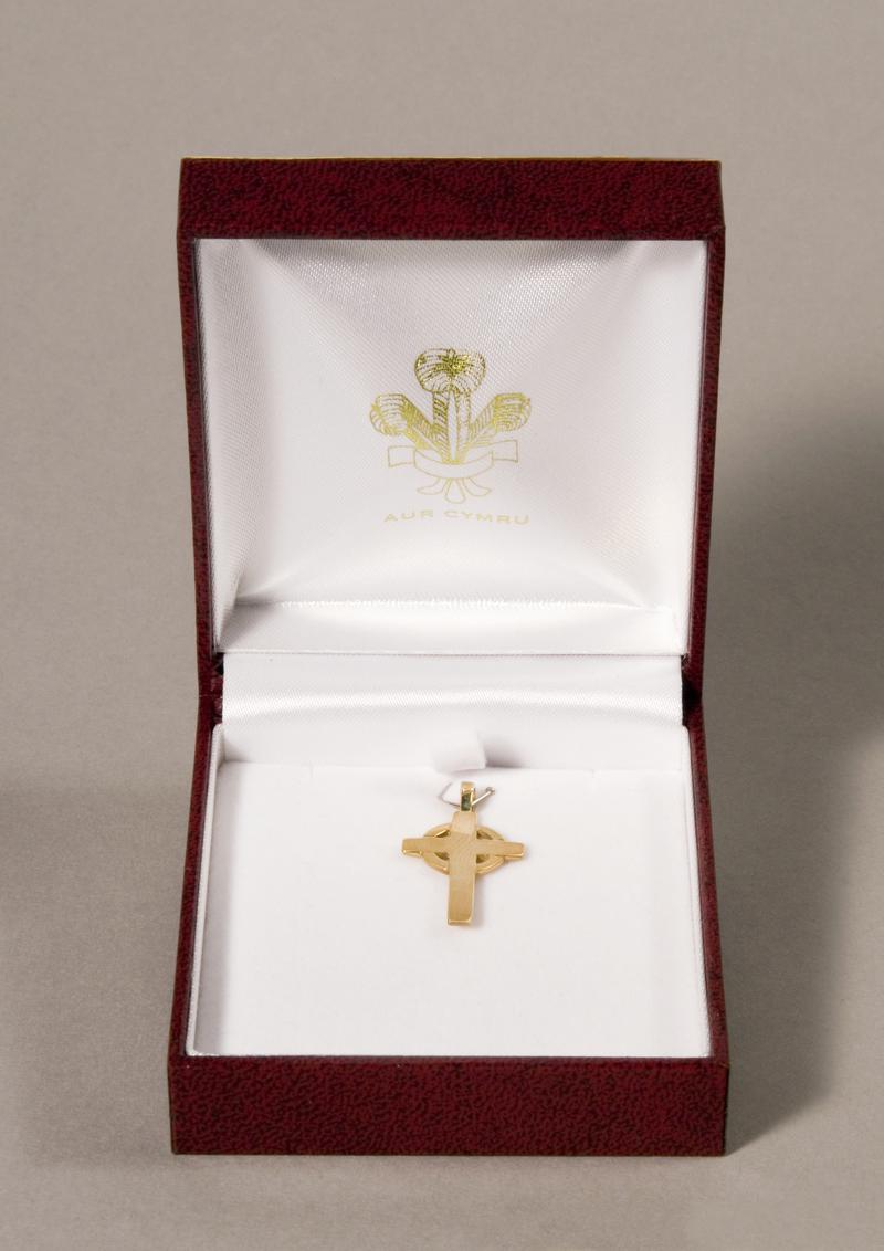 Welsh gold cross  & box