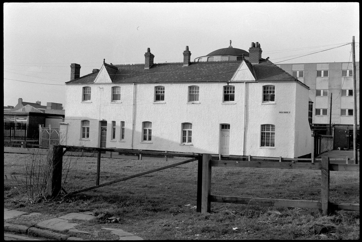 Butetown, negative