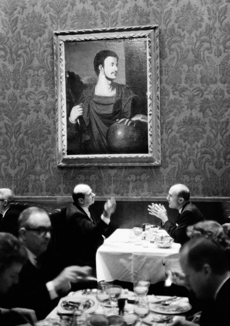 USA. NEW YORK. One of the most famous restaurants in New York, perhaps in the world,  the 'Forum', decorated with painting of Roman figures. It is full for lunch with the millionaire business men of the district. 1962.