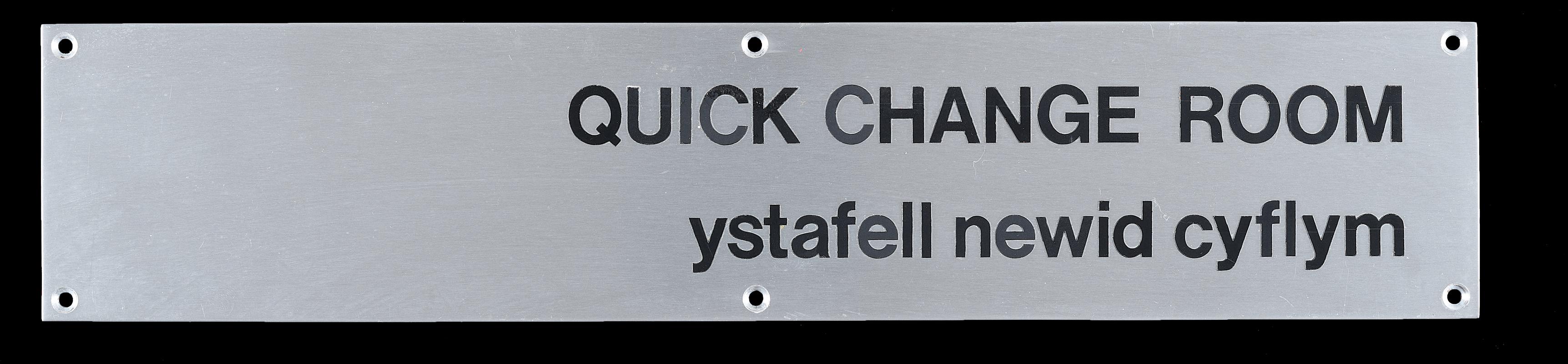 sign: quick change room / ystafell newid cyflym