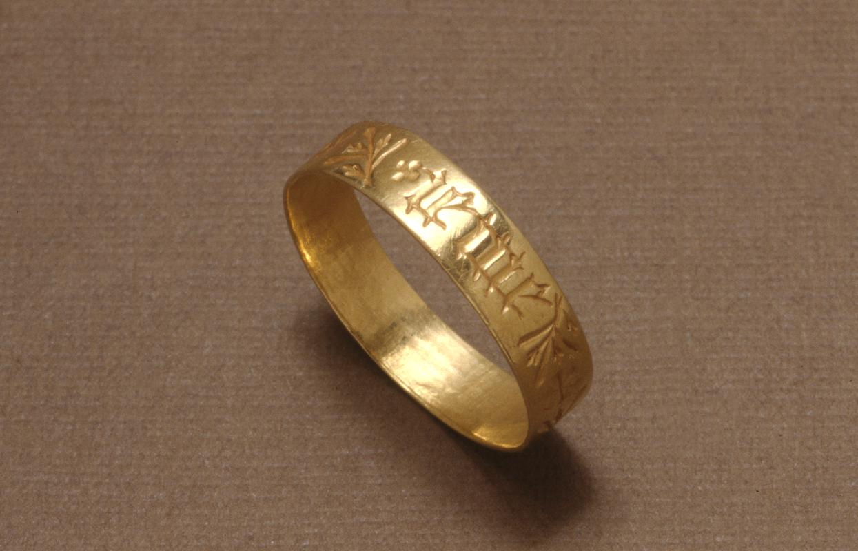 gold finger ring